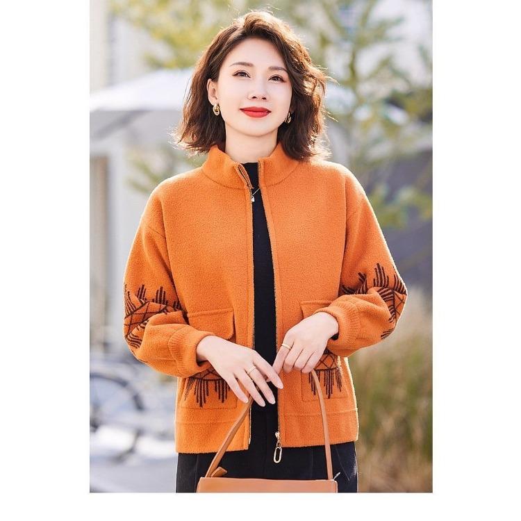 Стильный вязаный кардиган для модных женщин среднего возраста на весну и осень