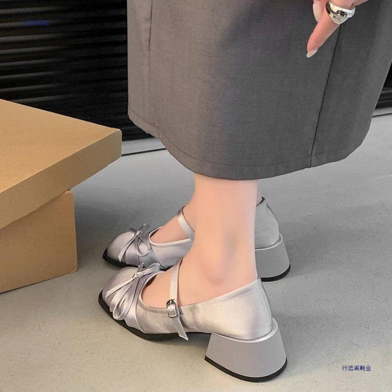 Весна и лето новые атласные туфли Мэри Джейн с квадратным носком и бантом на каблуке-подковке, одинарная обувь с ремешком