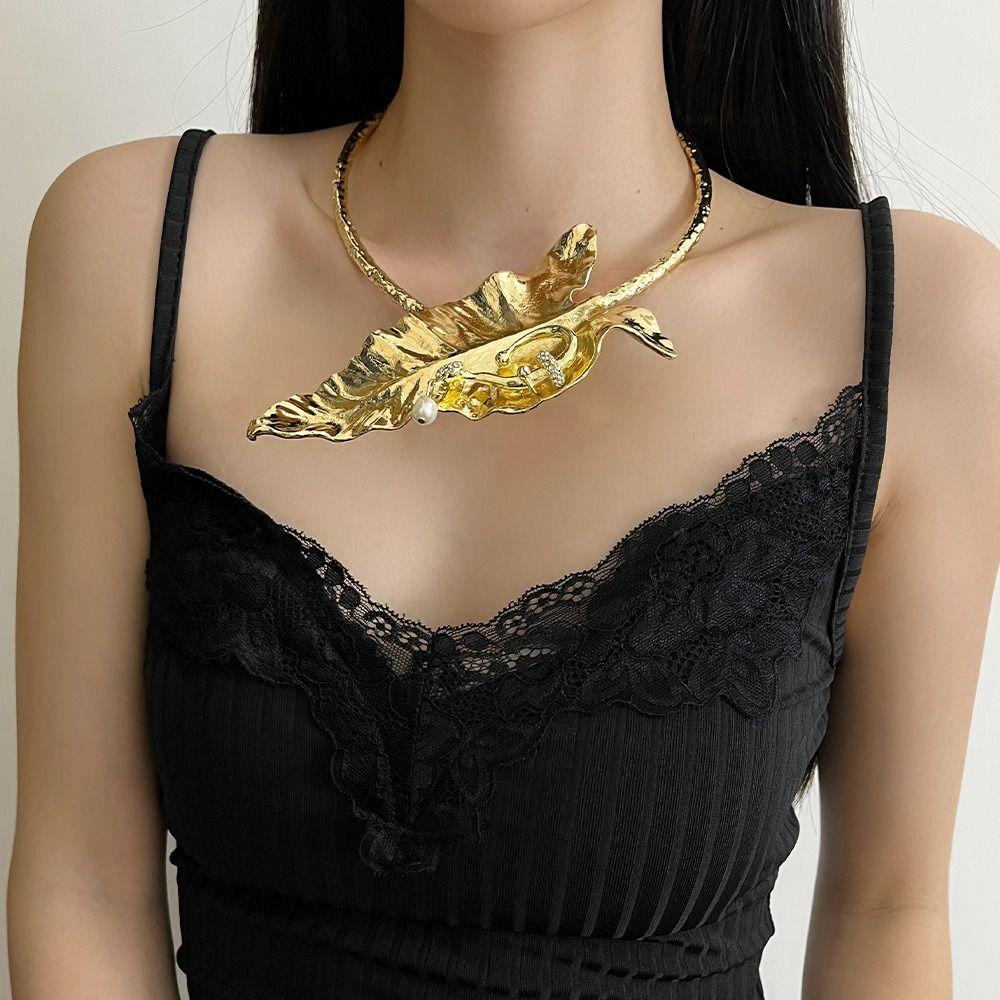 Light Luxury Banana Leaf Necklace Exaggerated Leaf Choker Unique Collarbone Chain  Girl