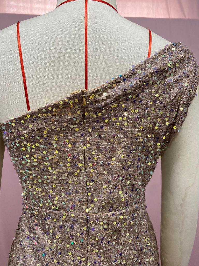 Женское розовое платье с разрезом на одно плечо 2025 года с пайетками