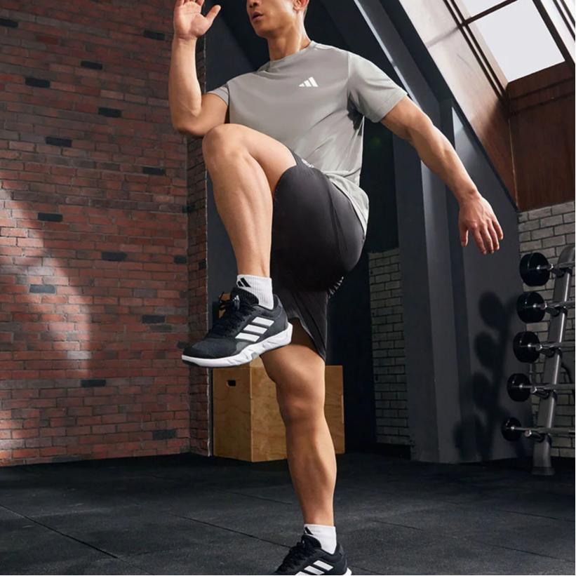 adidas Быстросохнущая футболка с круглым вырезом и коротким рукавом с логотипом, мужские топы серого цвета GM2121