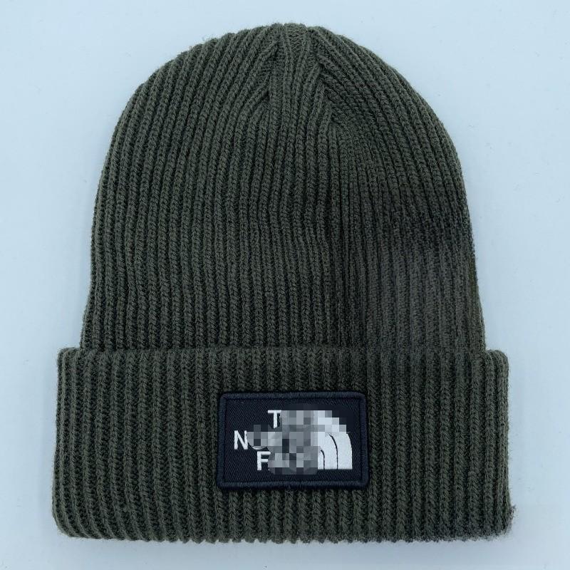 Вязаная шапка в городском стиле с вышивкой букв для повседневной носки в холодную погоду