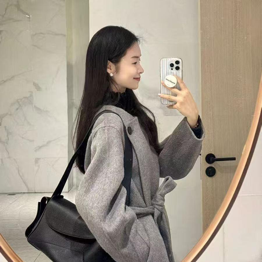 Серое шерстяное пальто в корейском стиле: Осенне-зимняя коллекция 2025 года: Маленький шерстяной кейп в стиле Хепберн с поясом