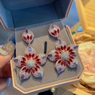 Серьги-гвоздики с цветочным узором из кубического циркония в стиле «тяжелая промышленность»