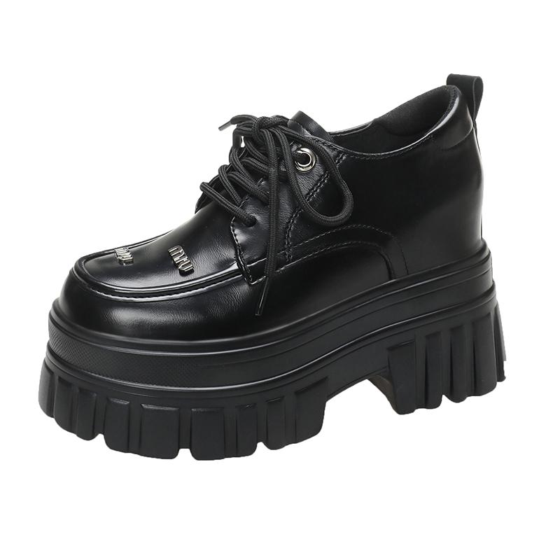 Модные женские кроссовки из лакированной кожи на платформе с каблуком-танкеткой 10 см, женские весенние студенческие туфли-лодочки, женские повседневные туфли на шнуровке с толстой подошвой