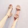 2026 Новые летние босоножки на низком каблуке с открытым носком и одной ремешок-пряжкой для женщин Замшевые туфли на высоком каблуке