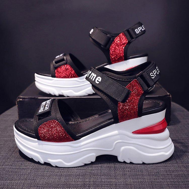 Женская обувь Taizhou 2024 года, спортивные сандалии на танкетке, кексы, толстая подошва, увеличивающая рост, студенческие сандалии на мягкой подошве для пляжа, римские сандалии, лето