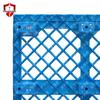Пластиковые паллеты с сеткой, щит с золотым флагом