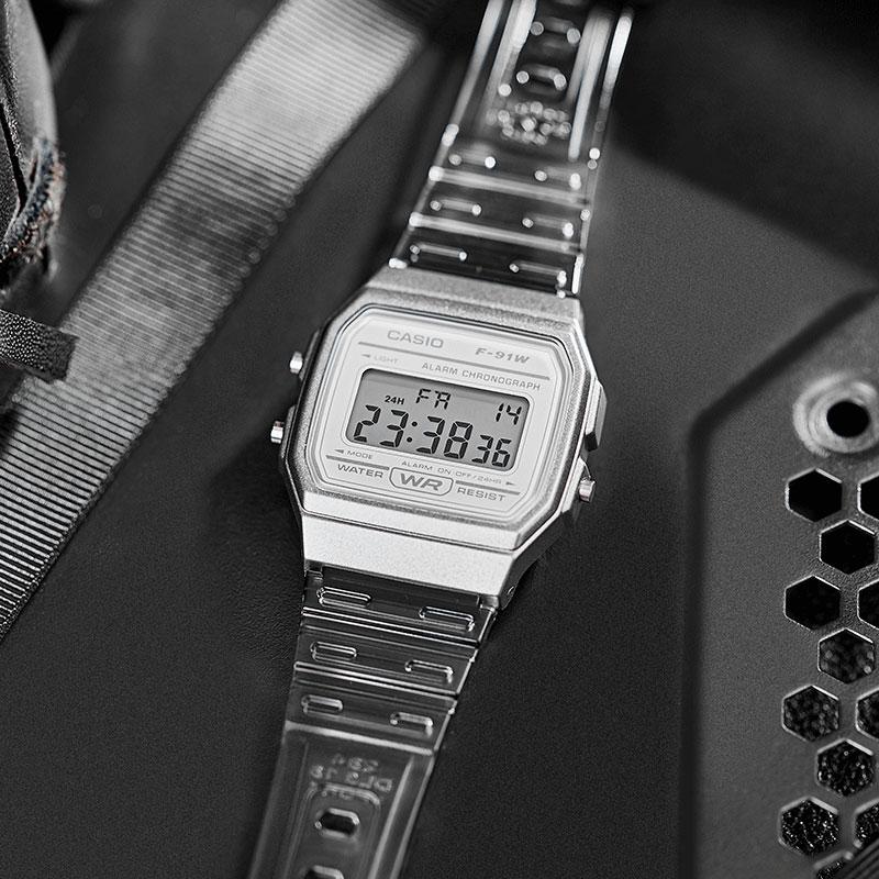 Casio Квадратные часы серии Vintage, водонепроницаемость 50 м, кварцевый механизм, ремешок из нержавеющей стали, мужские часы, белый B640WDG-7