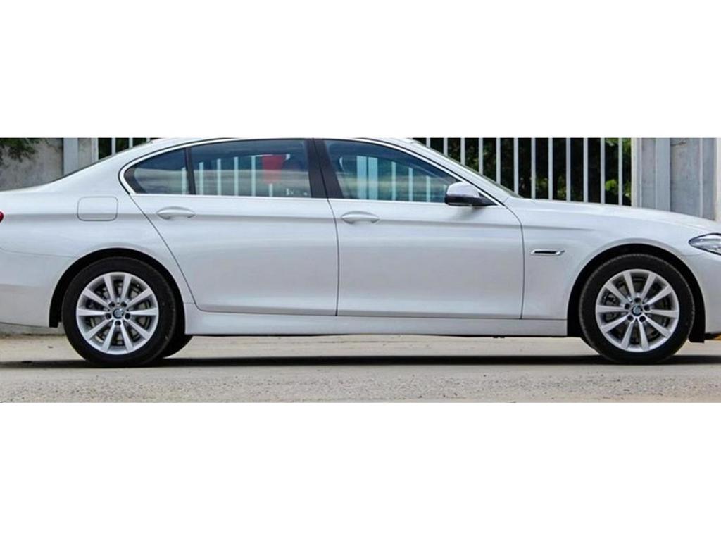 Совместимо с дисками BMW 5 серии 525li, 535, 520, 530 и 528; доступен с 17-, 18- и 19-дюймовыми легкосплавными дисками и шинами.