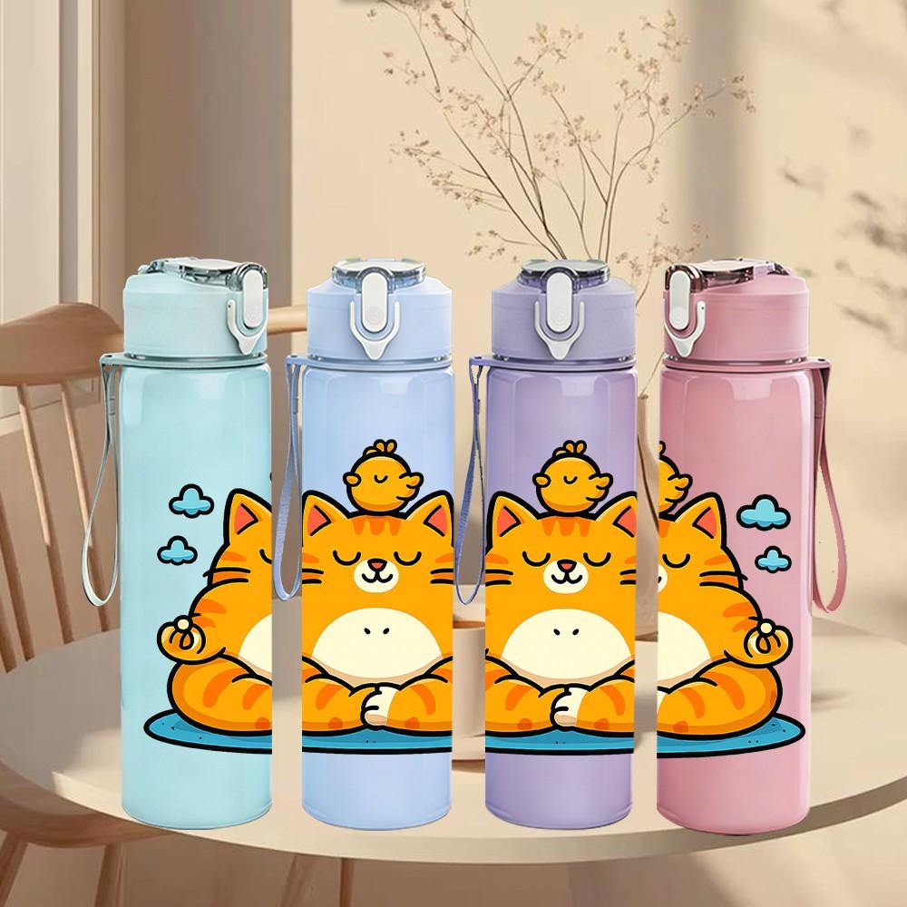 1PC Relaxed Bathing Cat 750ml Color Plastic Sports Water Bottle Leakproof Flip Straw Lid Suitable for Sports Office Home Use