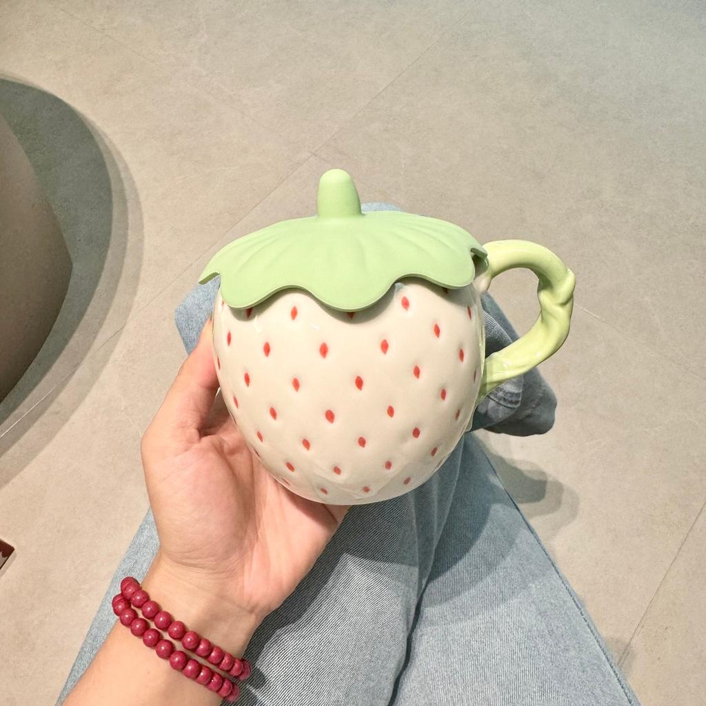 Кружка с клубникой и крышкой, высококачественная креативная чашка, керамическая кружка для воды, нишевый дизайн, подарок на день рождения, сувенир