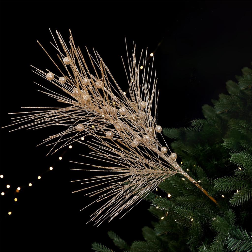 Большие ветки рождественской ели, украшения для рождественского венка, елочные игрушки, искусственные блестящие ветки.