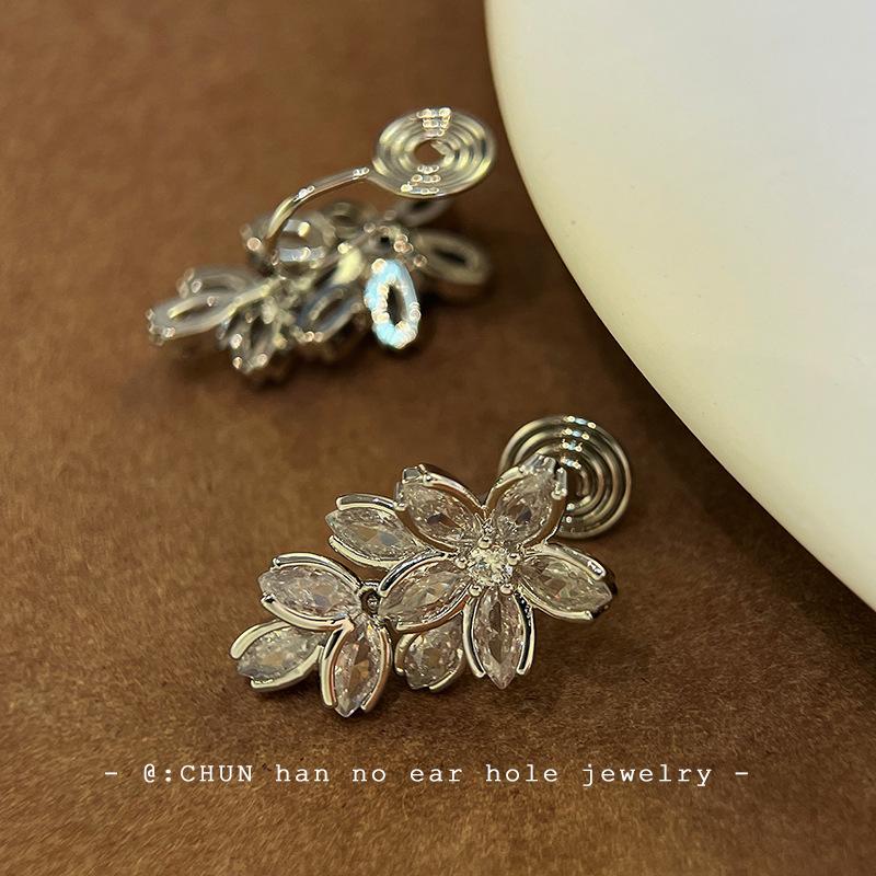 Super flash zircon flower leaf ear clips, high-end niche design, celebrity temperament stud earrings, exquisite earrings, no ear piercings.
