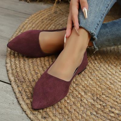 Новый стиль обуви — это простые женские балетки большого размера с мелким носком.