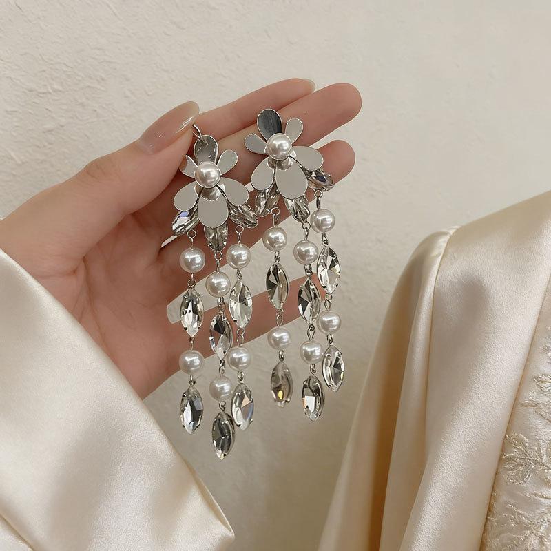Серебряные серьги-гвоздики в court style, украшенные бриллиантами в виде цветка, ретро-персональность, легкий люксовый дизайн, серьги для вечернего платья, серьги для темперамента