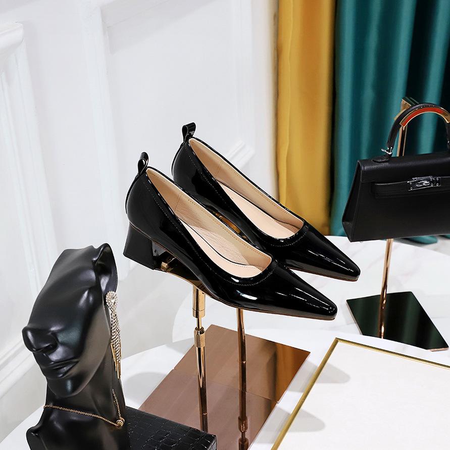 Корейские лакированные женские туфли с острым носком — модные, простые, удобные, с универсальным толстым каблуком средней высоты