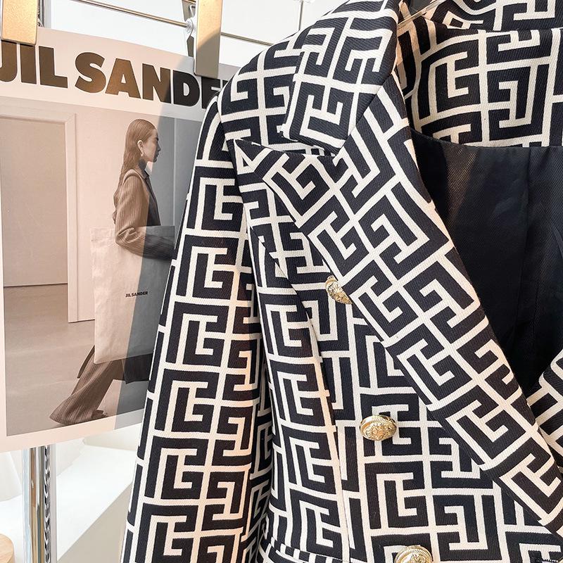 2025 European & American Celebrity Women's Slim Fit Double-Breasted Geometric Jacquard Suit Jacket with Lion Buttons.
