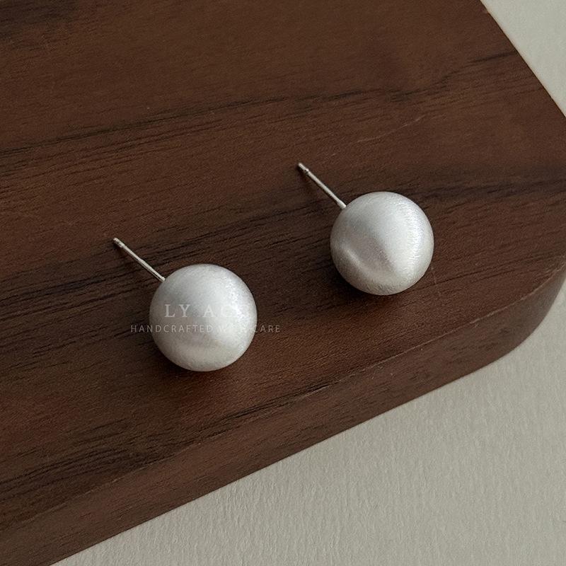 Exquisite niche metal brushed matte ball stud earrings for women's commuting senior temperament simple and versatile earrings