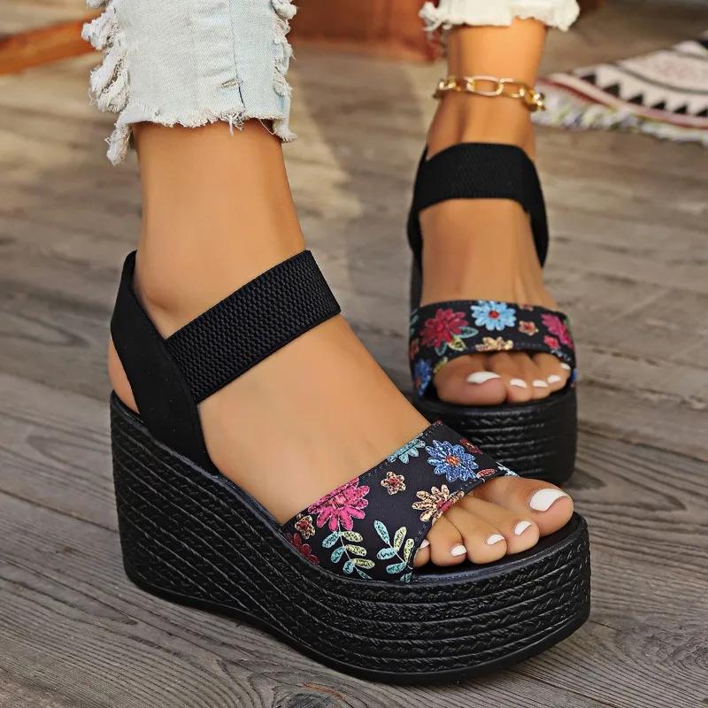 Летняя высококачественная женская обувь 2024 года, модные босоножки на танкетке с открытым носком и цветными блоками большого размера из замши в римском стиле для женщин на высоком каблуке