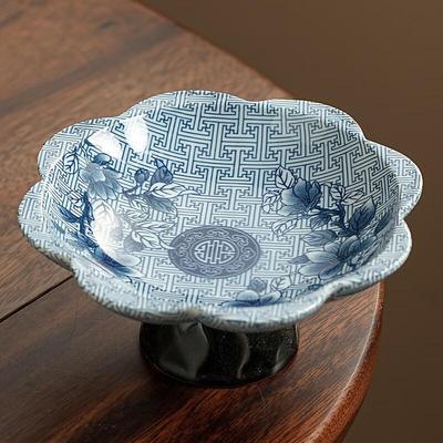 Сине-белая фарфоровая сервировочная тарелка на высокой ножке