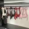 Кожаная сумка на плечо с заклепками для повседневной носки