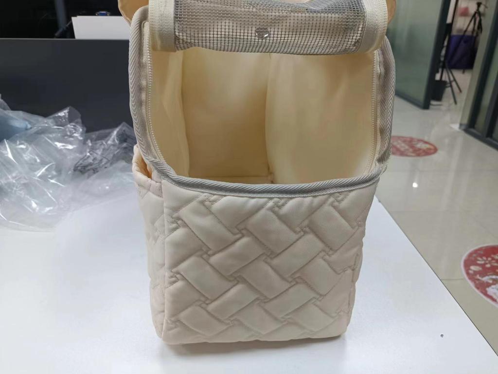 Crossbody Pet Carrier Bag: Stylish Shoulder Handbag for Cats & Dogs with Head-Out Design