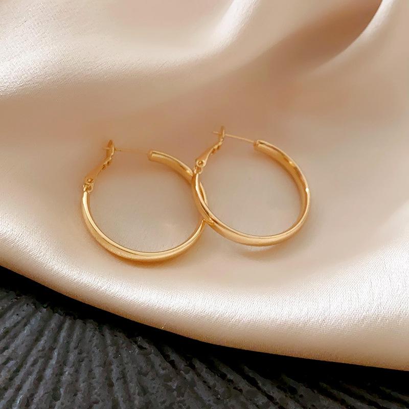 Геометрические серьги-кольца с серебряной иглой - Высокая мода для женщин