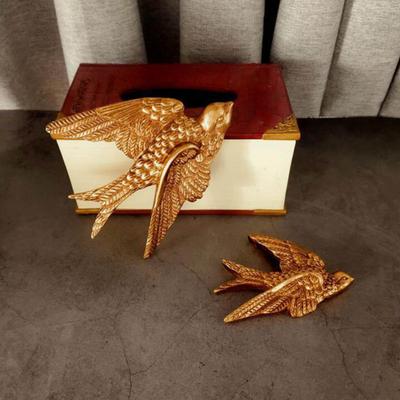Yousheng 1/2 шт. Резная ласточка Настенная скульптура Украшение Золотая летящая птица Настенное искусство Дом Спальня Гостиная Ванная комната Настенная декоративная табличка