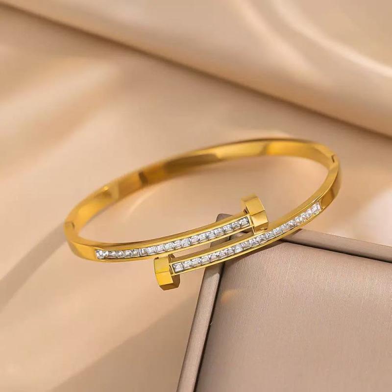 Stainless Steel Women's Bracelet with Diamonds and Four-Leaf Clover Studs - Non-fading, Cross-border Design.