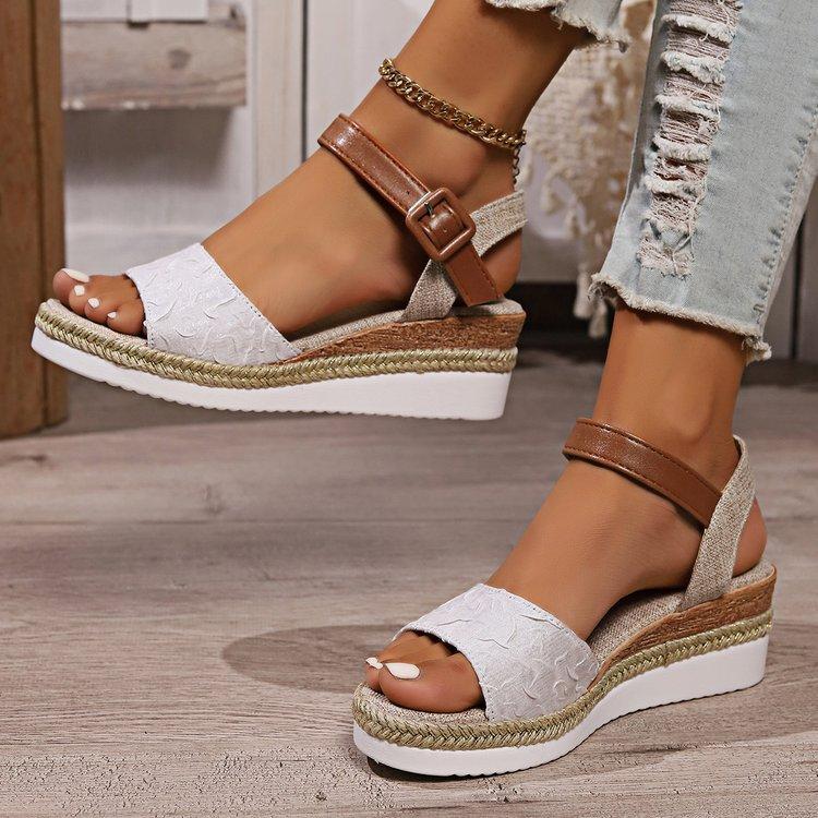 2025 летняя мода большой размер односложные пряжки заклепки маффин соломенные плетеные сандалии на толстой подошве танкетка каблук пляжные женские