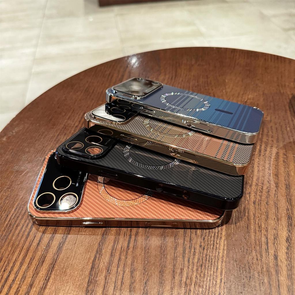 Магнитный чехол из углеродного волокна iPhone 17 Pro Max с большим окном - Совместим с iPhone 16/17 Pro.