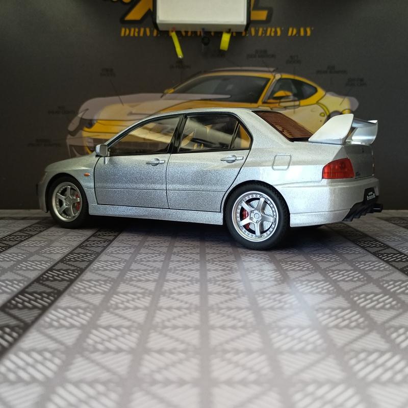 1:24 Simulation Mitsubishi EVO 9th Generation Alloy Car Model Ornament Collection Door Can Open Sound and Light Sports Car