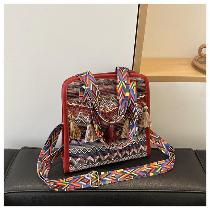 Сумка-ведро с широкими плечами и кисточками в этническом стиле. Модная и необычная плетеная женская сумка-тоут.