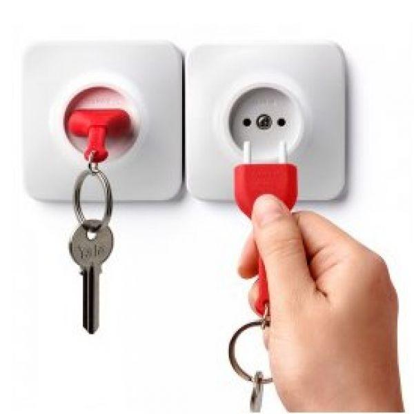 Брелок для ключей от электрической розетки с желтым настенным кронштейном