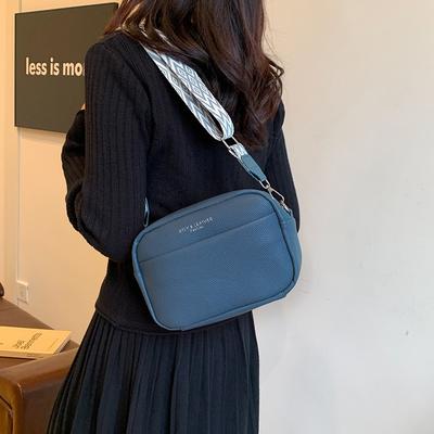 Стильная и простая сумка через плечо с широким ремнем, в стиле business casual, маленькая квадратная сумка