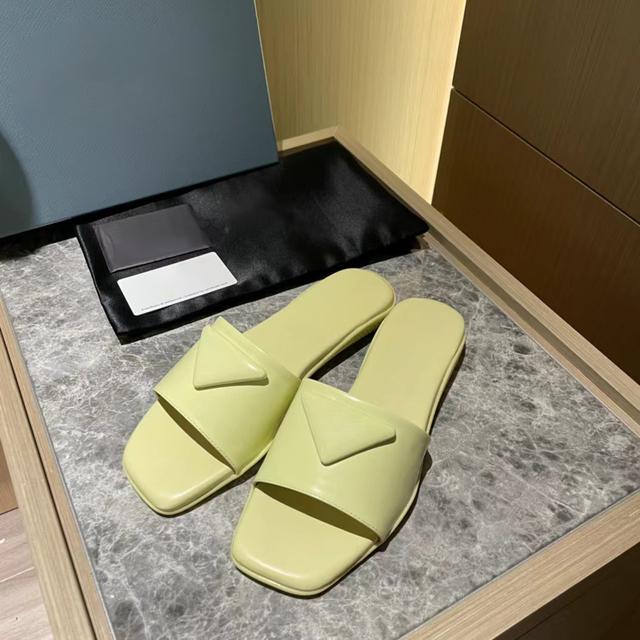 Лучшие дизайнерские новые высококачественные сандалии на плоской подошве, тапочки с треугольным логотипом, стандартная женская обувь на плоской подошве с квадратной головкой