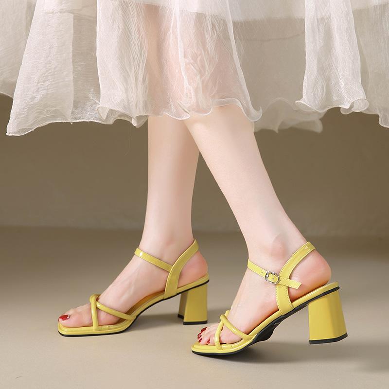 Женские туфли на высоком каблуке 2025 лето новая женственность высокое чувство иностранный стиль не устают ноги с юбкой носить сандалии на толстом каблуке