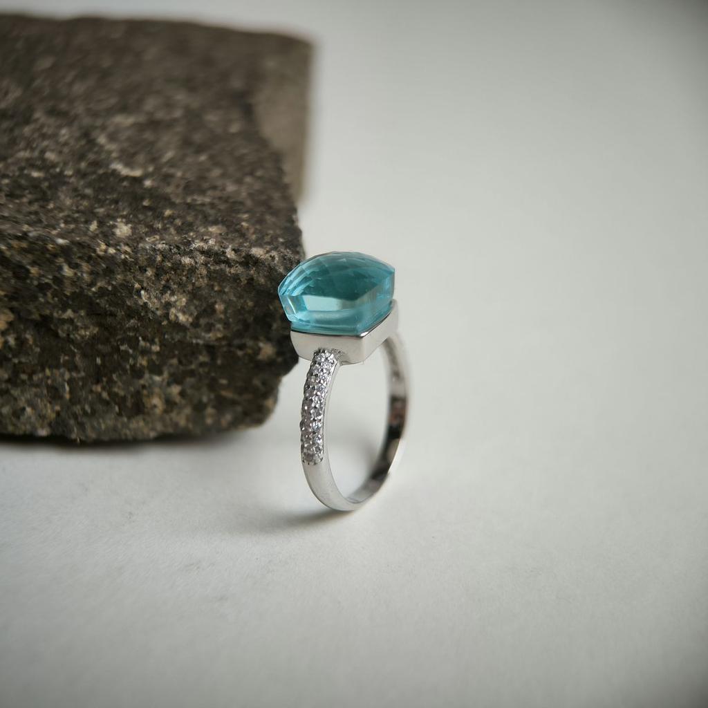 Серебряное кольцо с фианитами, вес изделия 3,67 гр (2177203)