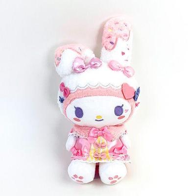 Персонажи Sanrio DOLLYMIX сидят плюшевый талисман My Melody в интерьере