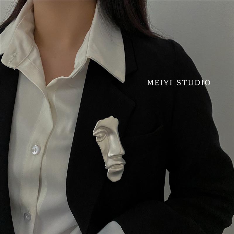 Шикарная европейская и американская ретро-брошь в виде лица из матового золота – модный и универсальный аксессуар.