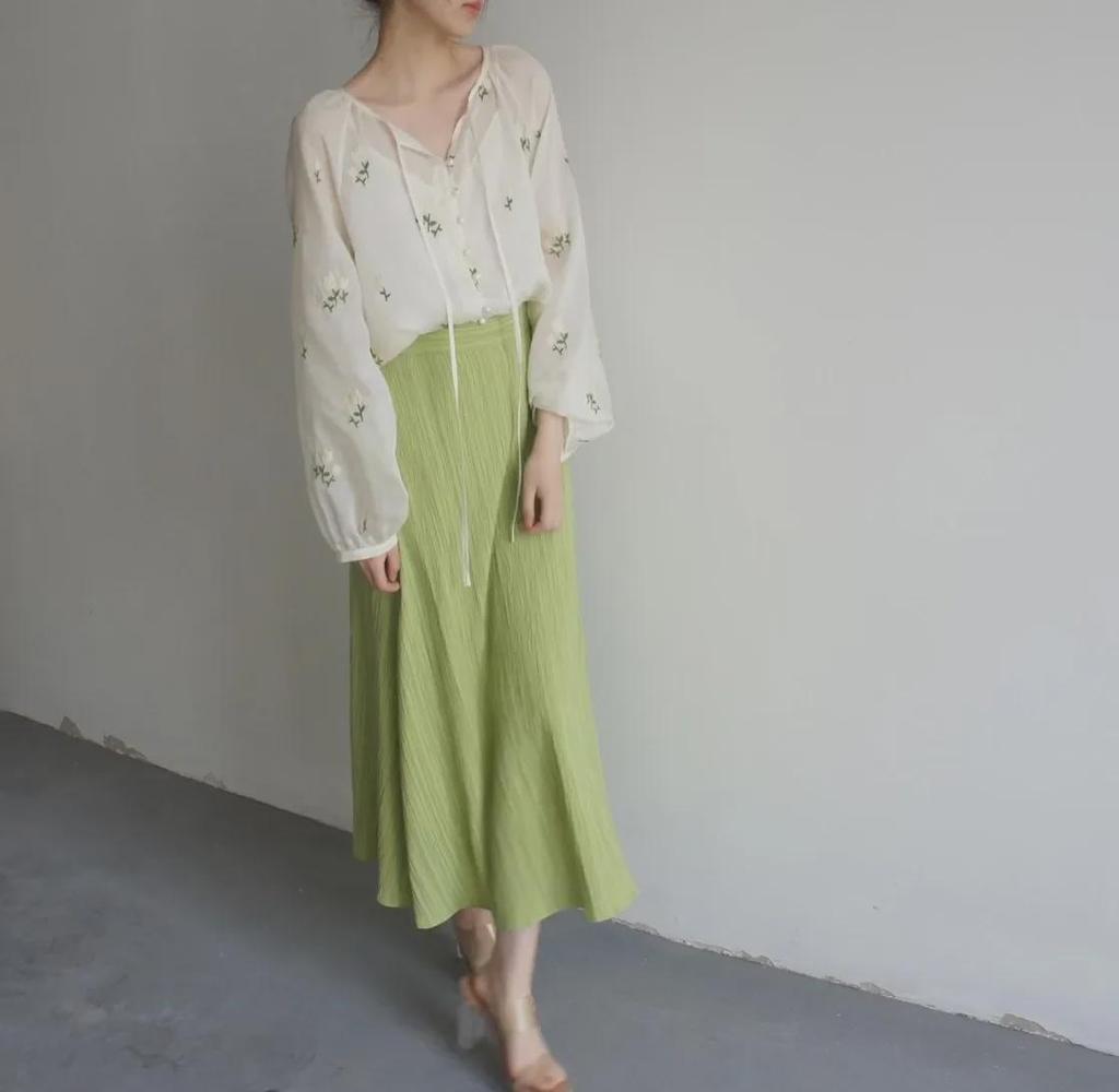 Винтажная рубашка JOJOZ из тенселя с абрикосовой цветочной вышивкой и рукавами-фонариками на завязках с зелеными листьями - Идеально для весны/лета.