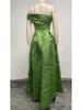 Зеленое атласное вечернее платье на одно плечо с высоким разрезом - идеально для вечеринок и дней рождения