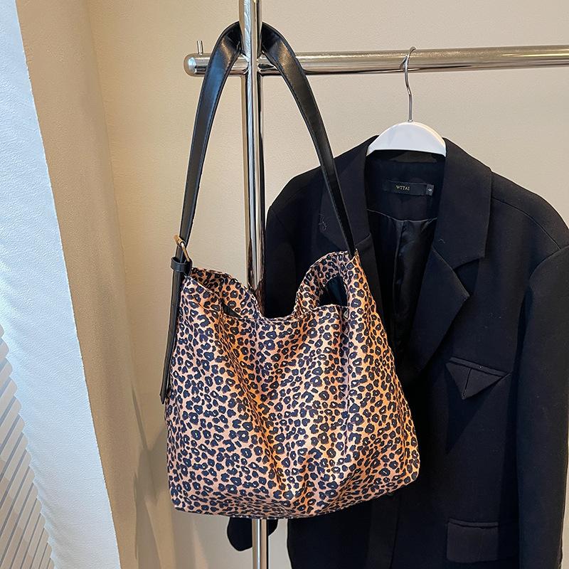 Осенняя замшевая сумка с леопардовым принтом, женская, большая вместимость, сумка-мессенджер через плечо, переносная сумка под мышкой