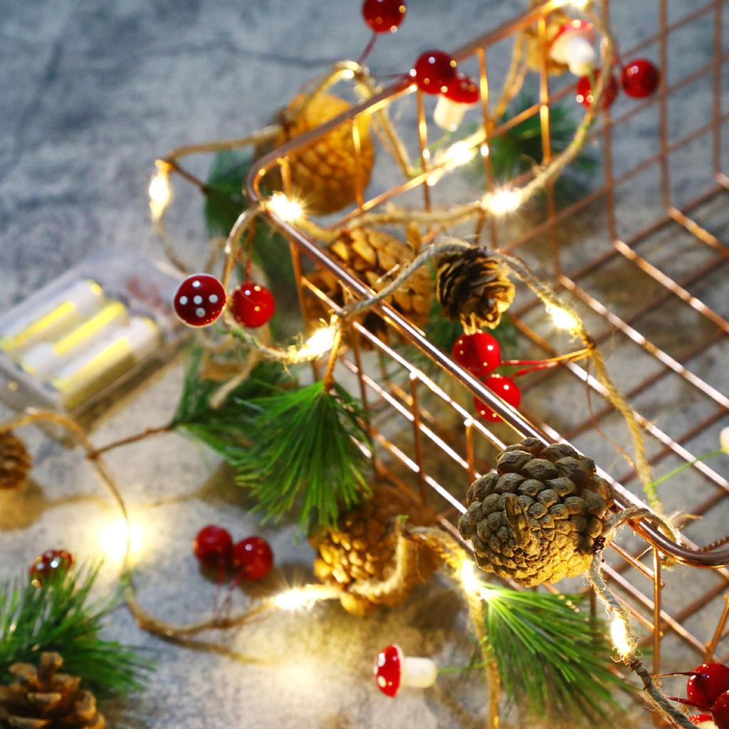 Рождественские украшения Огни Сосновые шишки Красные фрукты Светодиодные огни из медной проволоки Рождественские гирлянды из ротанга