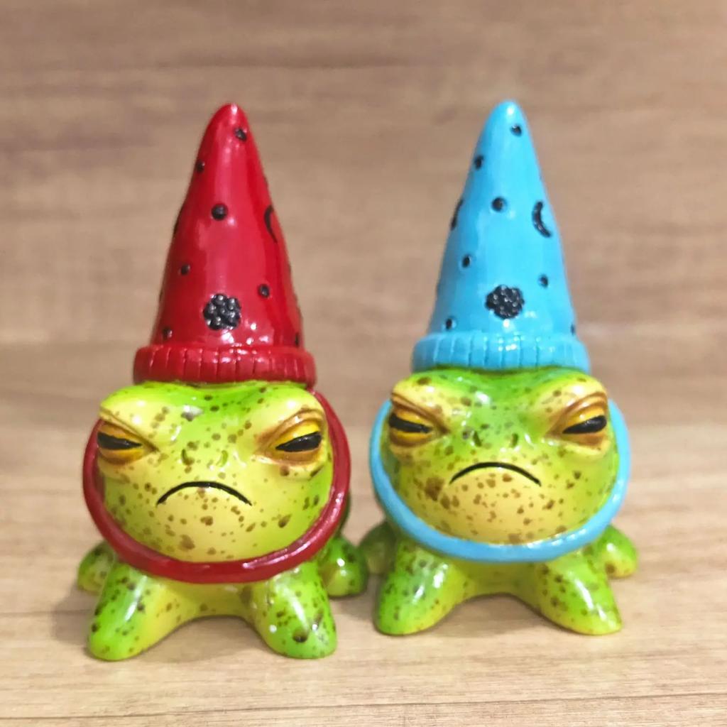 Resin frog ornament wearing a hat for Decorate Living Room Balcony or Perfect Yard and Holiday Supplies for Patio and Lawn Décor