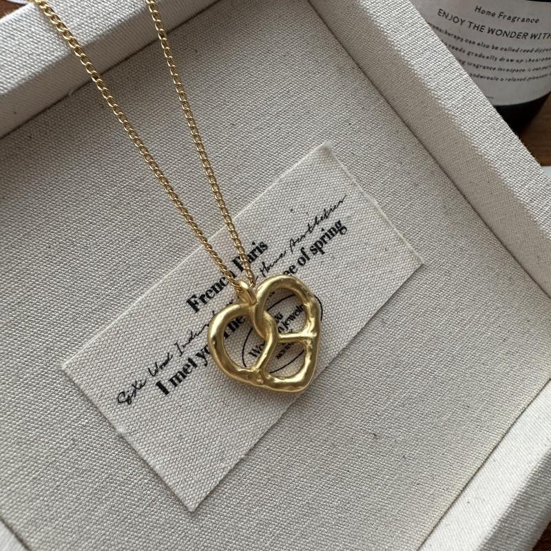 S925 Sterling Silver Niche Design Sense Love Hollow Necklace Simple Texture Sense Personality Clavicle Chain