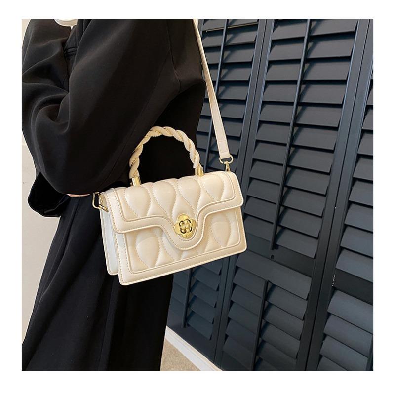 Маленькая и модная ручная маленькая квадратная сумка с нишевым дизайном для женщин. Новая зимняя нишевая сумка 2024 года с текстурой. Сумка через плечо Instagram.