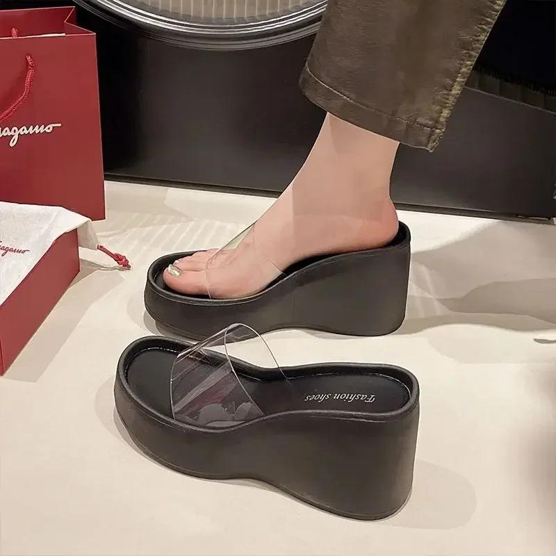 Мода 2025 Лето Новые Шлепанцы на Толстой Подошве и Высоком Каблуке для Женщин Модные Прозрачные Губчатые Универсальные Пляжные Шлепанцы Сандалии
