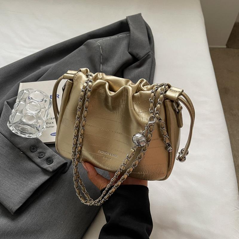 Модная женская сумка в иностранном стиле 2024 года, новая модная летняя сумка для отдыха, популярная сумка-мессенджер на одно плечо с цепочкой, сумка-ведро